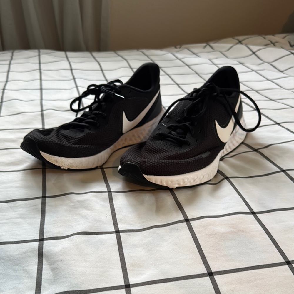 Nike Black and White Athletic Shoes with Cushioned Midsole
